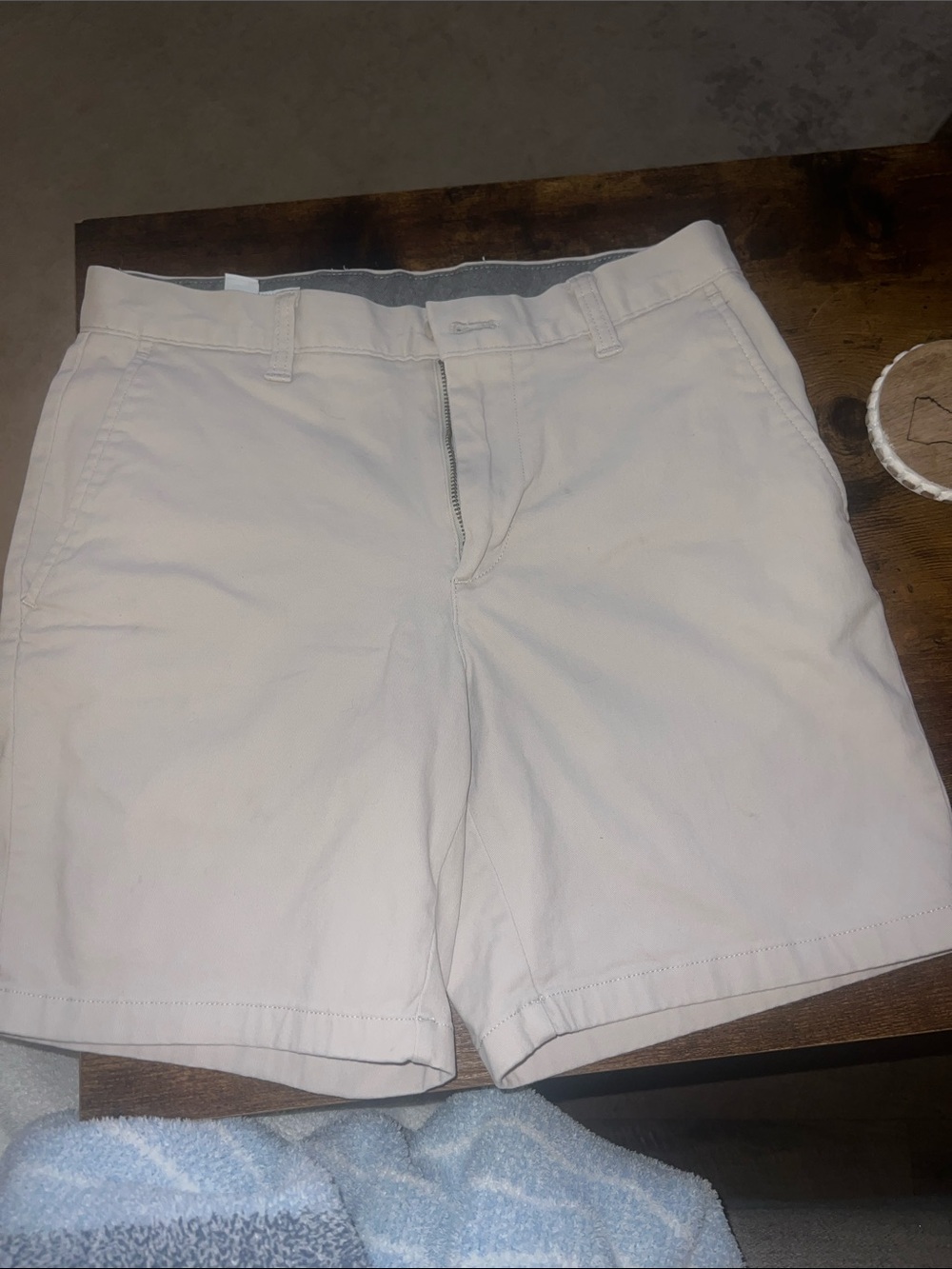 Amazon Essentials Men's Cream Flat-Front Shorts